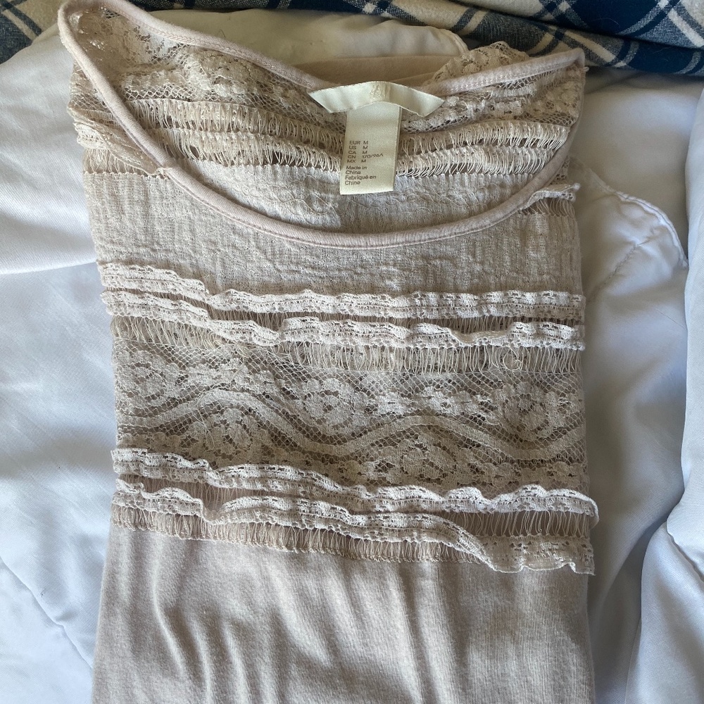 Dusty pink tee with feminine details